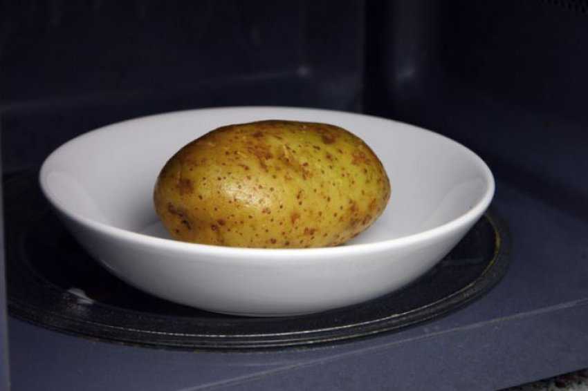 Печеные микроволновке рецепт. Картошка в микроволновке. Картофель в микроволновой печи. Микроволновка на картошке. Вареные картофелины в микроволновке.