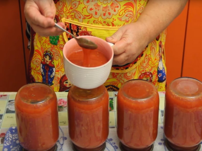 Сок из помидор рецепт домашнего приготовления. Томатный сок домашний. Томатный сок на зиму. Домашний томатный сок на зиму. Приготовление томатного сока.