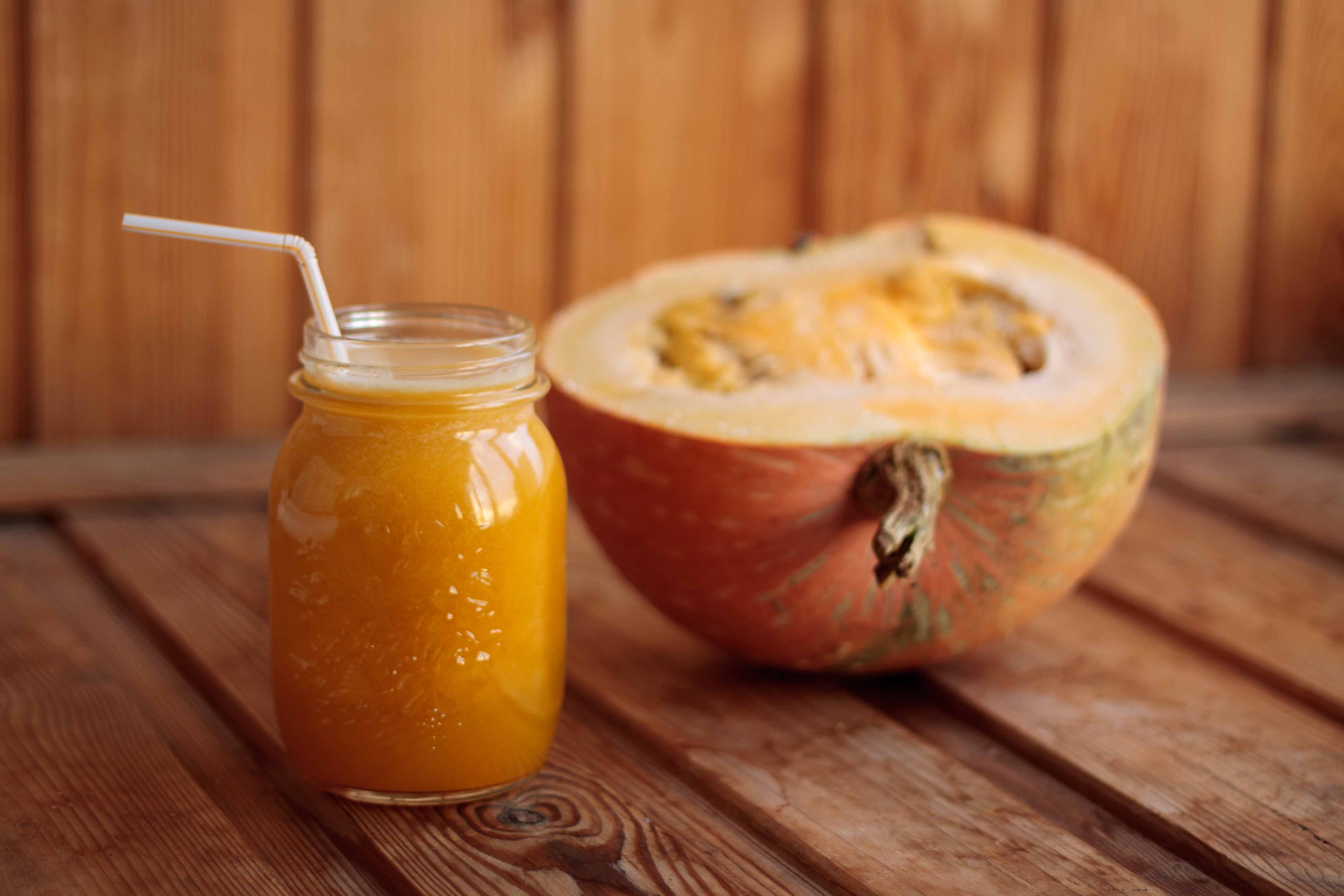 Приготовить сок из тыквы в домашних. Сок из тыквы с апельсином. Сок из тыквы с апельсином на зиму. Сок тыква апельсин. Сок тыквенный в домашних.