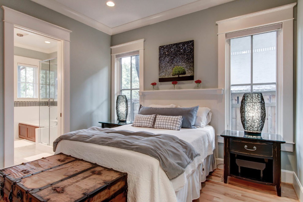 Деревянный пол в спальне с серыми стенами