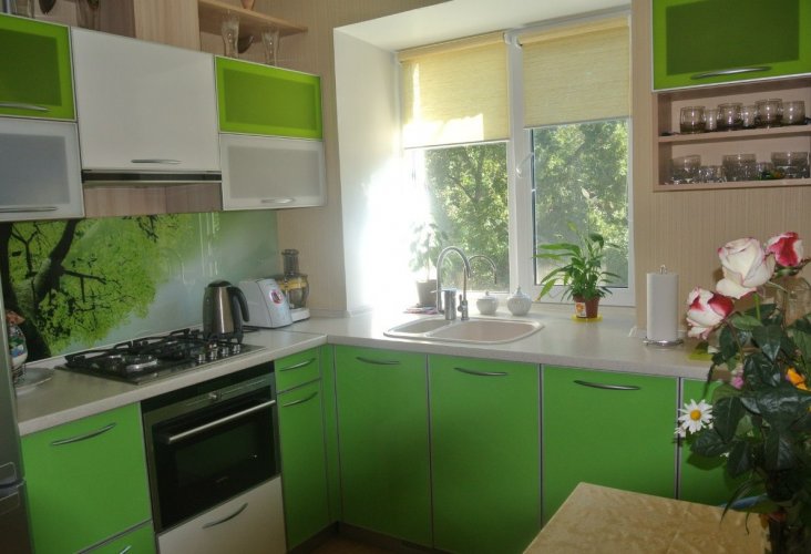 Дизайн маленькой кухни окно слева