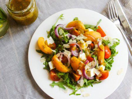 салат с рукколой и персиком