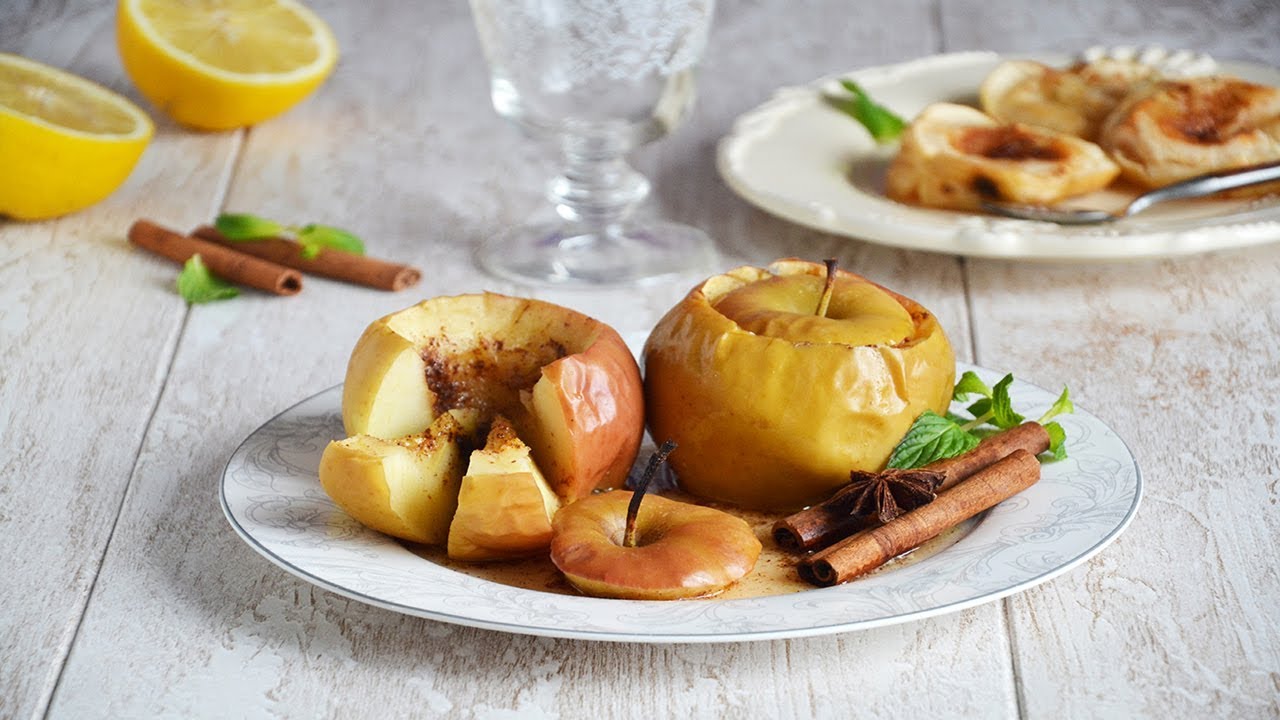 Яблоки с корицей в духовке. Запеченные яблоки с медом. Запеченные яблоки с корицей. Запечённые яблоки в духовке с мёдом. Запечённые яблоки в духовке с мёдом и корицей.