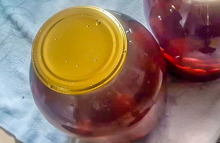 Вишневый компот закатка. Пенка в банке с компотом. Компот на зиму с добавкой яблок. Компот вишневый 2л. Мохито из черешни.