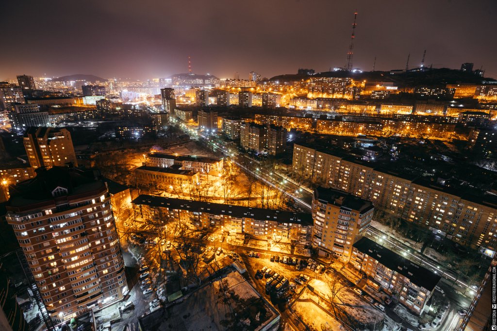 Крыша осень. Нижний Тагил высотки. Ночной город вид с крыши Красноярск. Чертаново Южное крыши ночью. Нижний Тагил вид с крыши.