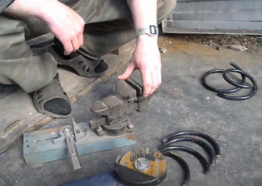 Разрезаем пружину болгаркой