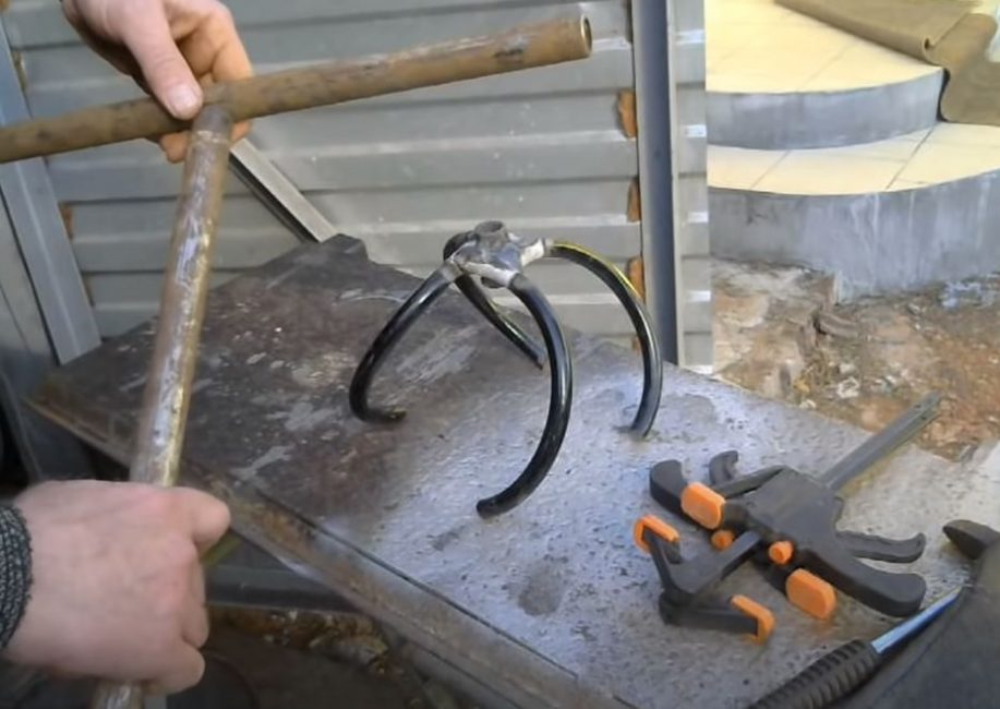 Из металлической трубы вырезаем штангу, удобную по высоте для работы и вороток