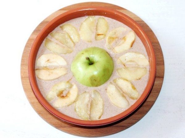 Запеканка с яблоками в форме