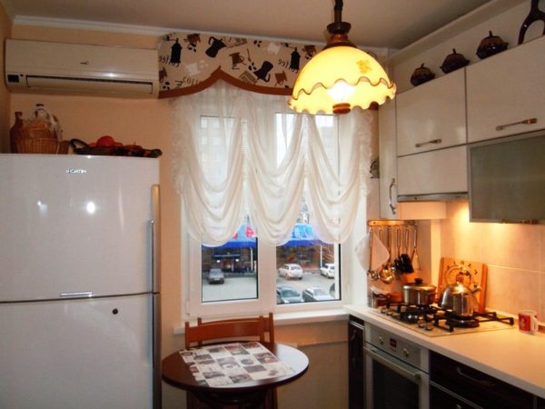 Дизайн маленькой кухни окно слева