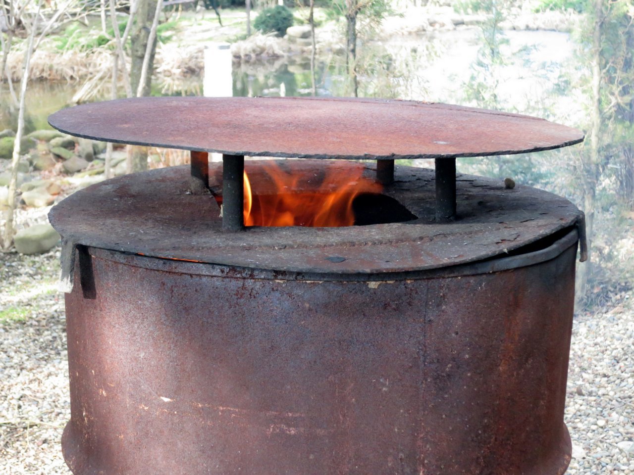 Печка для сжигания. Печь из бочки.