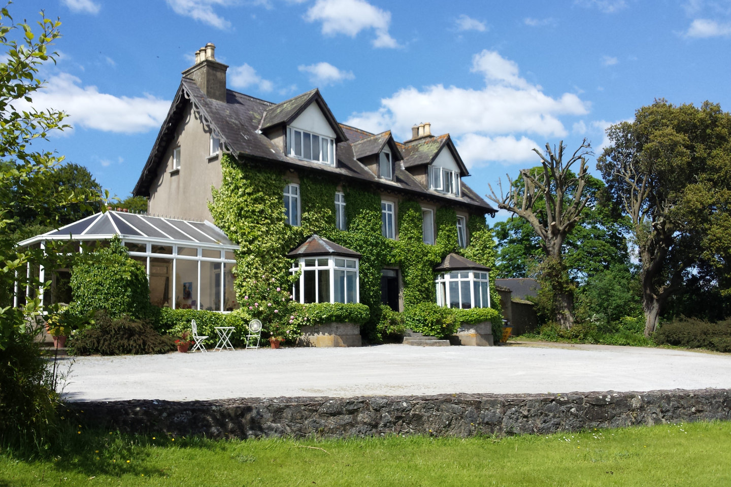 Ireland housing. Дом Смерфитов Ирландия. Дача в Ирландии. Северная Ирландия домики. Традиционный ирландский дом.