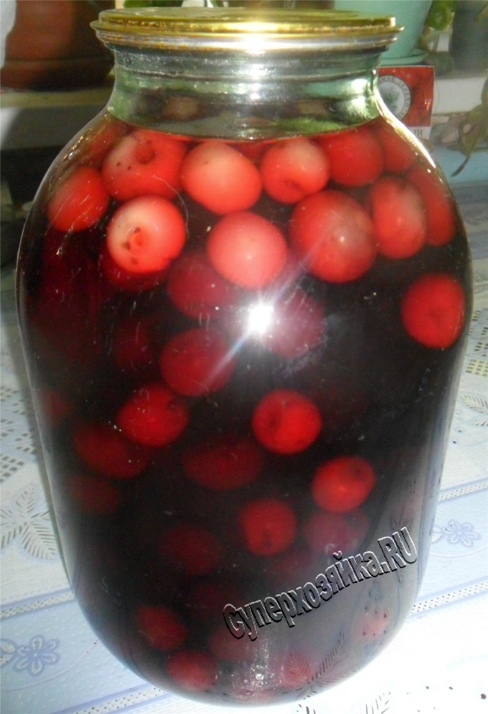 компот вишневый 2л. вишнёвый компот на зиму на трёхлитровую. компот из вишни на зиму. компот в банке с вишней. компот вишня крыжовник слива.