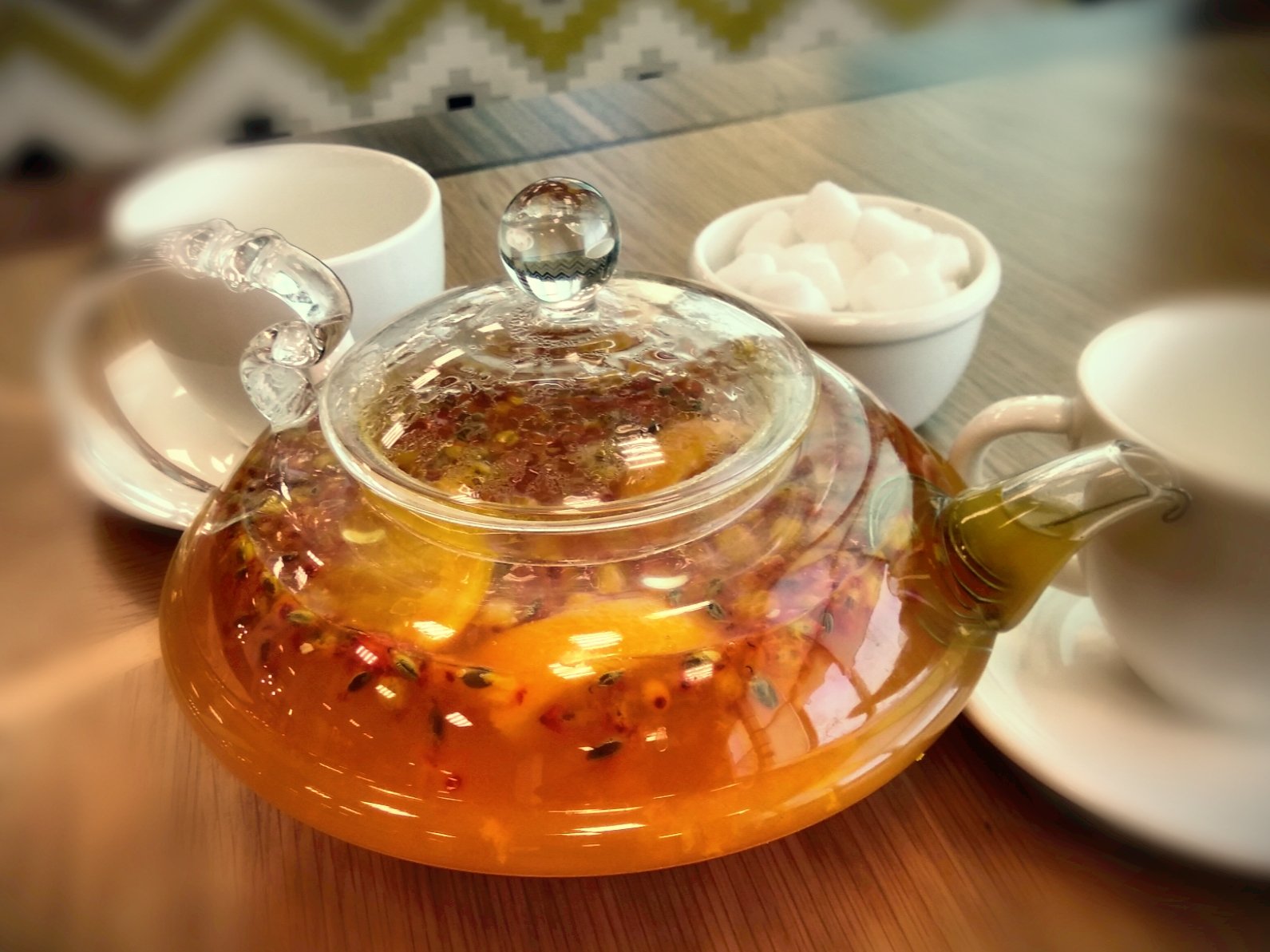 Фруктовый чай рецепт в домашних. Чай облепиха маракуйя чайник. Чай "облепиховый с имбирем". Чайник с облепихой. Чай в чайнике.
