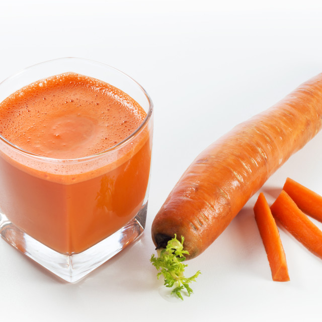 Свежевыжатая морковь. Морковный Фреш. Морковный сок для детей. Свежевыжатый морковный сок. Морковь сок.