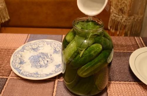 Вкусные соленые огурцы на зиму рецепты. Хрустящие соленые огурцы холодным способом. Рецепт на 3 литровую банку