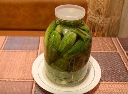 Вкусные соленые огурцы на зиму рецепты. Хрустящие соленые огурцы холодным способом. Рецепт на 3 литровую банку
