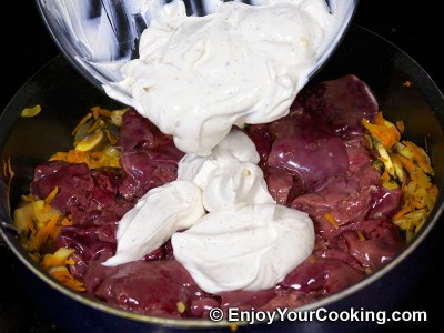 Chicken Liver with Mushrooms and Sour Cream Recipe: Step 7