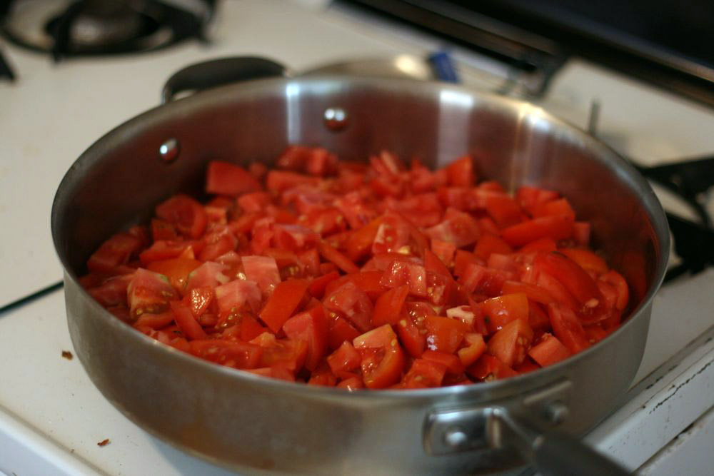 Говядина без томатной пасты рецепт. Колбаса с томатной пастой. Подлива из колбасы с томатом. Жареная вареная колбаса с томатной пастой. Томатная паста рецепт.